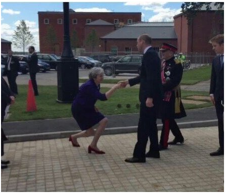 英首相对王子点头哈腰像封建奴隶?一张照片让英美两国人吵翻