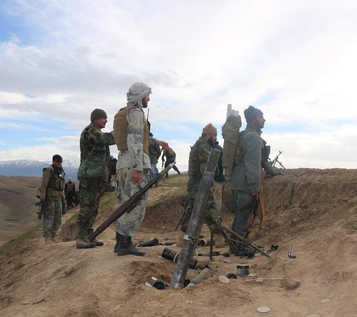 2月16日,阿富汗安全部队人员在萨尔普勒省萨亚德地区参加军事行动.