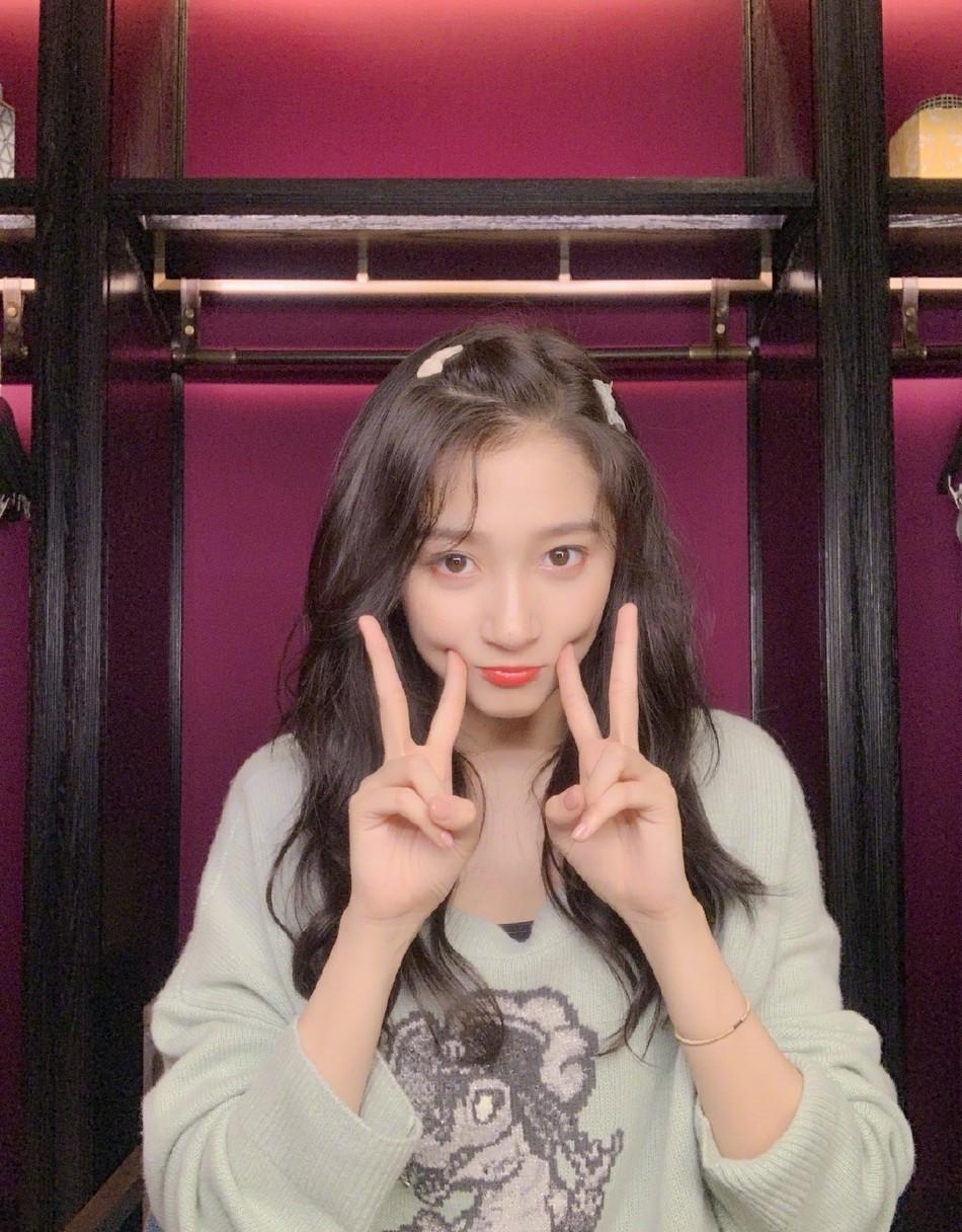 尴尬啦!关晓彤晒比心自拍,网友提醒:该换换风格啦,都成年了