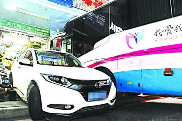 福州警方通报:大巴司机将越野车撞进商店并殴