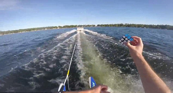 魔术师水面上单手玩魔方视频走红网络