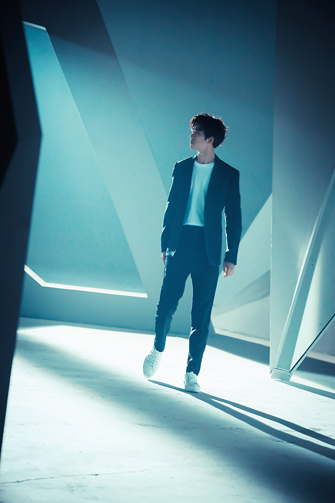 易烊千玺又出侧颜杀 俊朗轮廓帅气吸睛