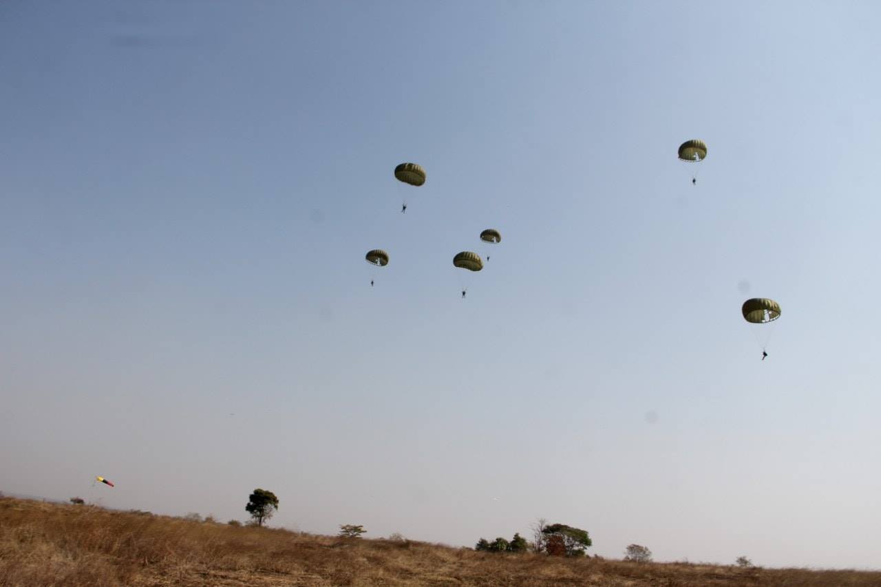 缅甸举行大规模演习 新购枭龙战机罕见空中亮