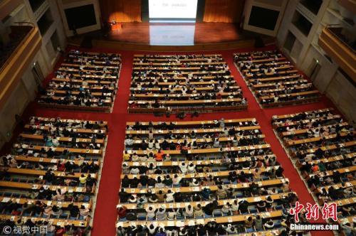 资料图:2018年1月10日,在济南山东会堂内,5000名考研族同上巨无霸大课。 郑涛 摄 图片来源:视觉中国