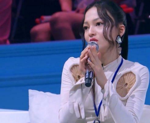 张韶涵参加节目,衣服成全网焦点,网友:审美实在不敢苟同