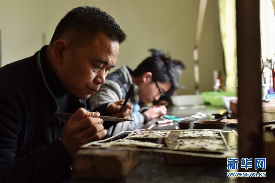 在贵州省黔东南苗族侗族自治州丹寨县,苗族银饰锻制技艺传承人王国春