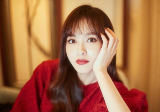 唐嫣婚纱照中式礼服价值不菲,网友:开斜边在古