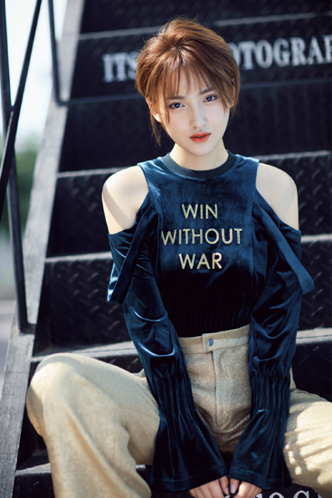 眼神锁定你!艾晓琪香肩微露气场全开