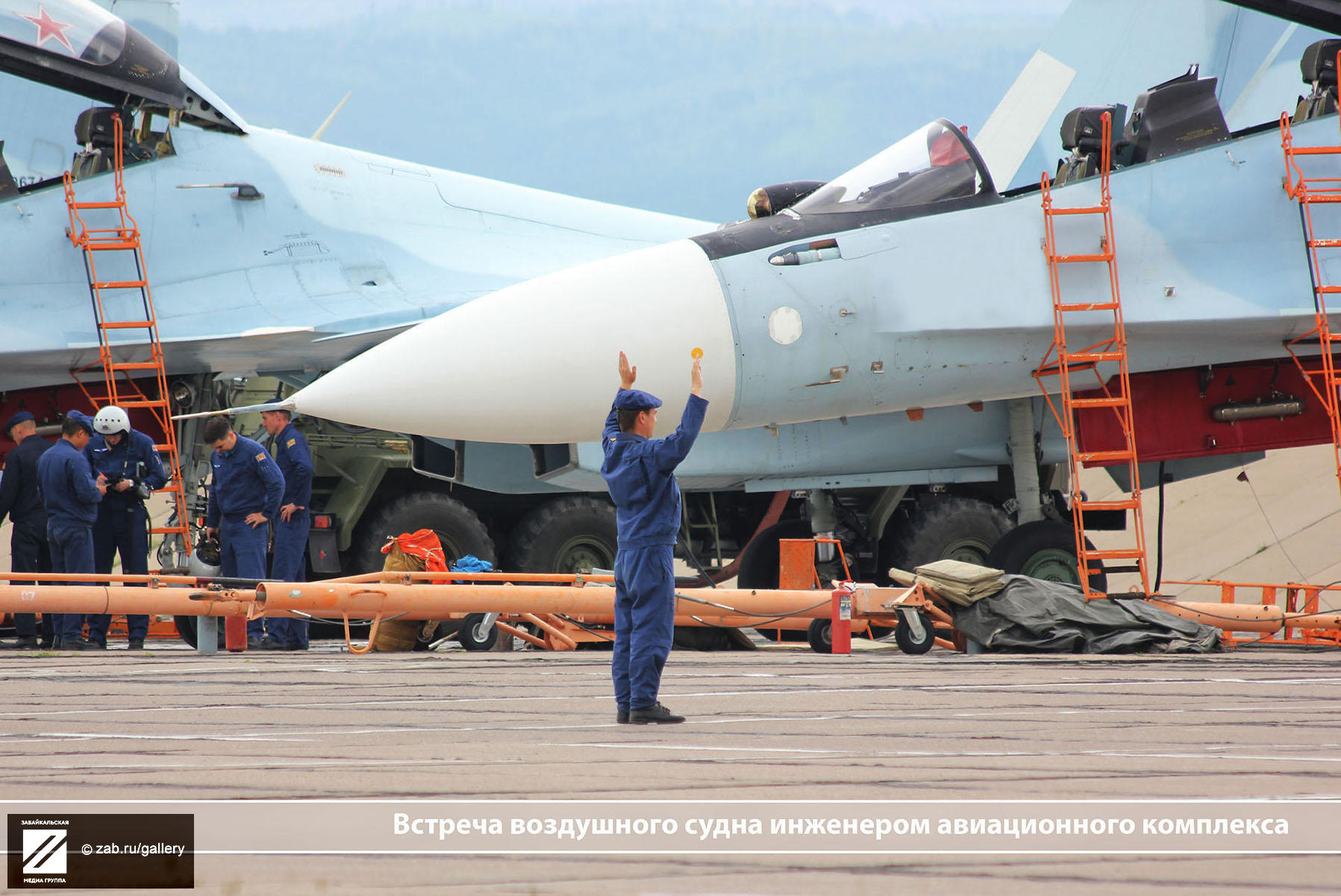 苏-30SM战斗机座舱照曝光 航电系统一览无余