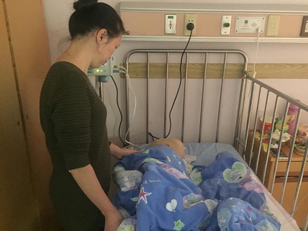 单身妈妈抱重病儿子跪地痛哭被拍下引关注,公益组织募款相助