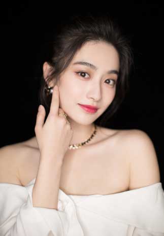 孙雪宁秀香肩吸睛 颜艺俱佳深情献唱主题曲