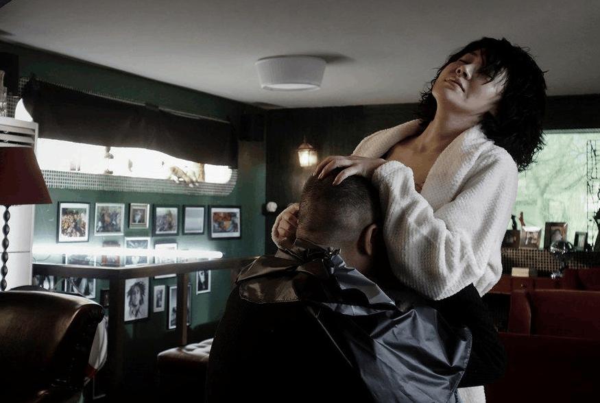 都说《老炮儿》中许晴的尺度大 看过她的浴袍抱就不觉得了!