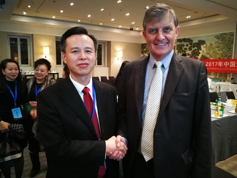 图为大庆市副市长冯忠宏(左),博喜文先生.