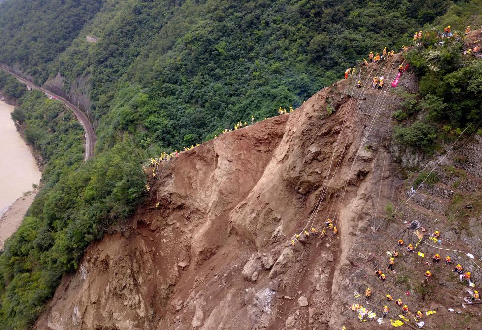宝成铁路千人悬崖抢险七天八夜!