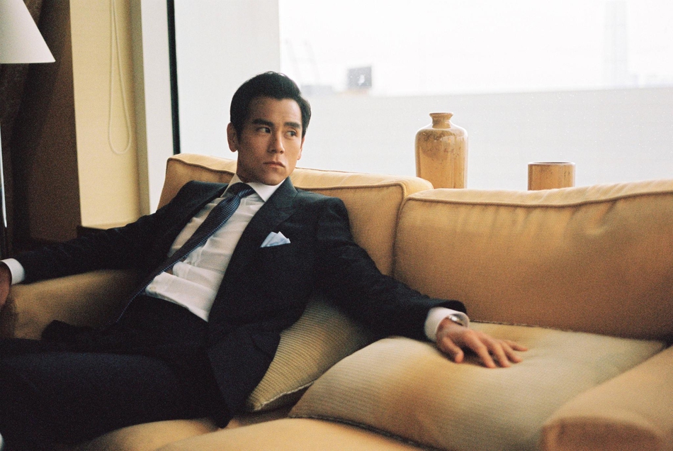 西装控福利!彭于晏光影大片演绎温柔霸道总裁