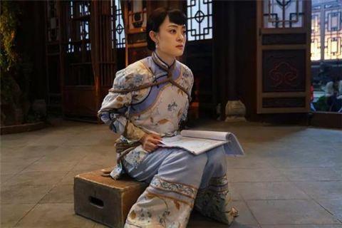 《那年花开》搞笑幕后照 周莹搞怪弹吉他