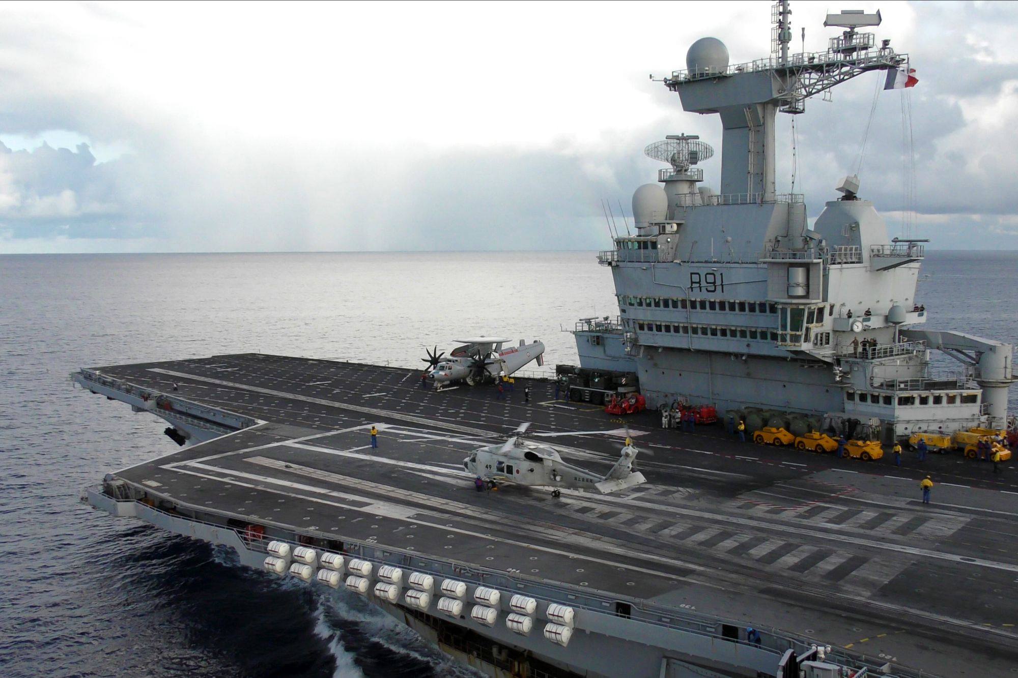 日本法国组成双航母编队在印度洋大搞军演