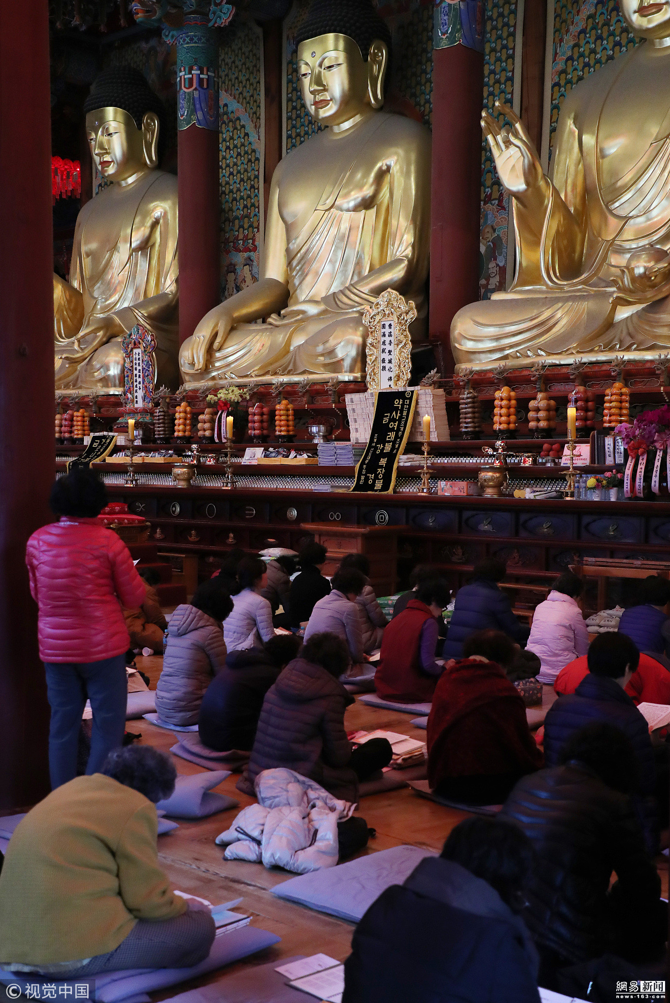 韩国高考推迟后 考生家长再赴寺庙拜神求佛