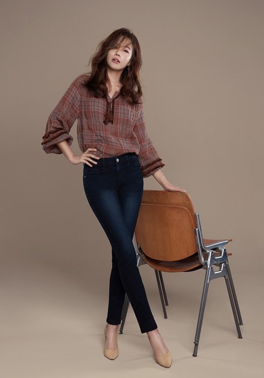 组图:韩女星金雅中秋冬时装照曝光 曾被传死亡公司否认