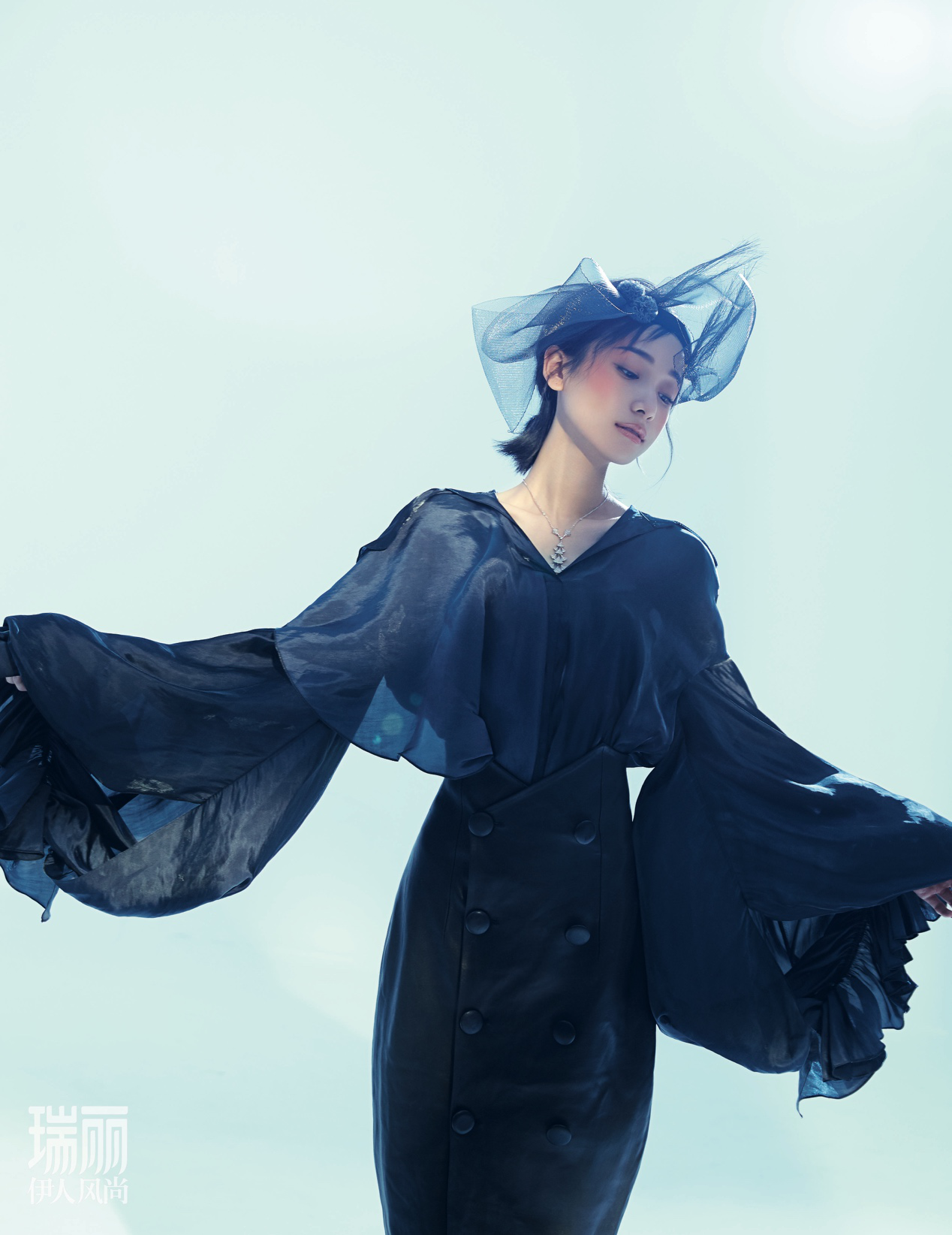 姜梓新时尚大片妆容惊艳 纯真灵动不做作