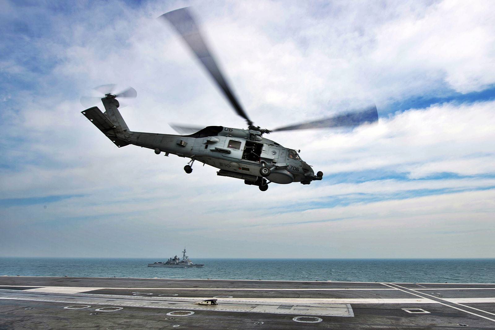 美国航母和法国军舰举行联合演习展示实力