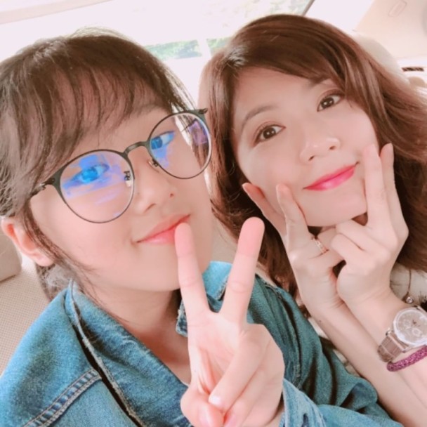 与前夫离婚协议解禁?贾静雯女儿梧桐妹正面曝光