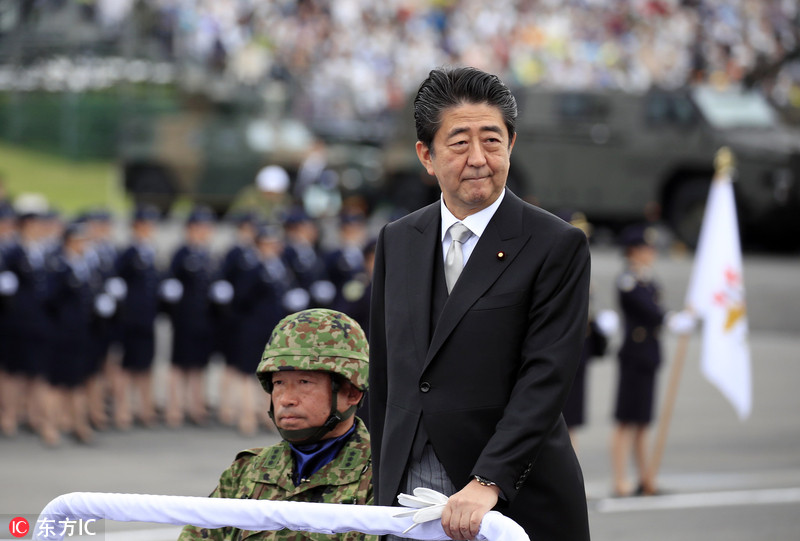 日本举行自卫队日阅兵式 安倍出席检阅士兵