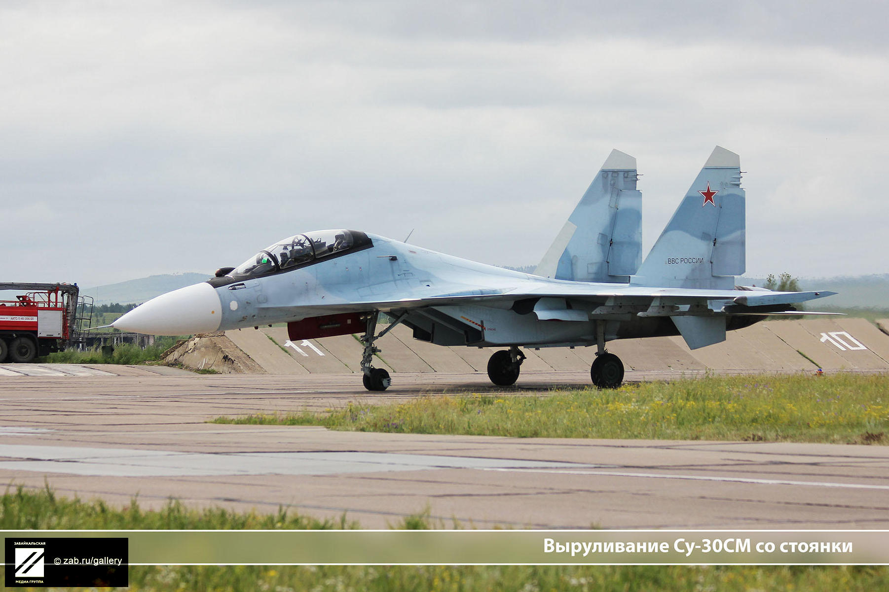 苏-30SM战斗机座舱照曝光 航电系统一览无余