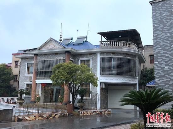 "村霸"疯狂攫取村民财富 被带走那天村民都震惊了