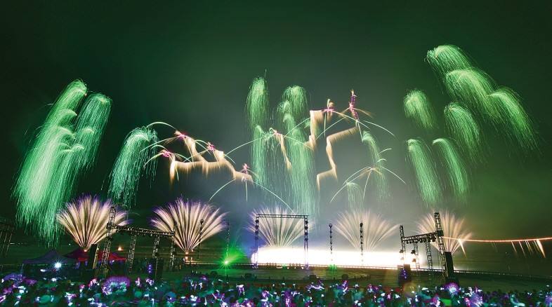 无人机编队加持 中国创意烟花惊艳绽放