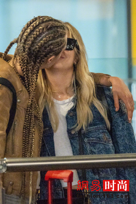 今年3月与杰克逊女儿帕丽斯曝出恋情,但仅仅两个月和艾什莉本森ashley