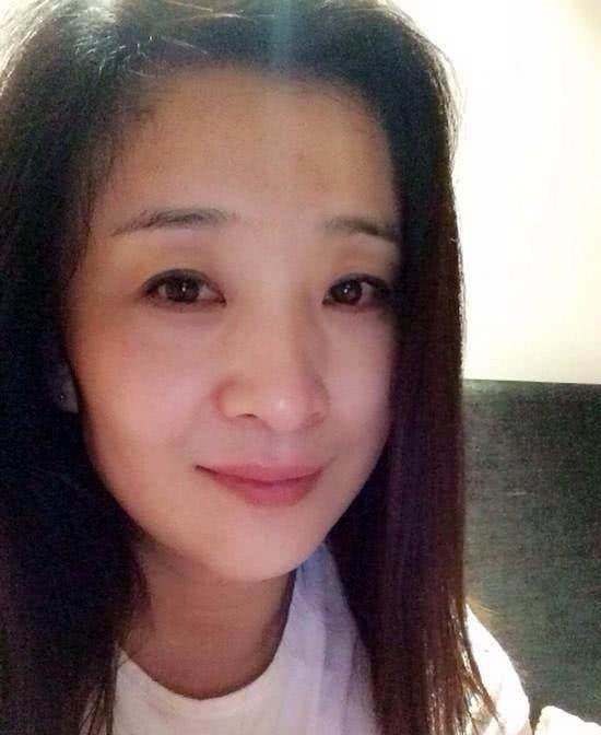 48岁张嘉译近照,2任妻子颜值不相上下,如今8岁女儿长得乖巧漂亮