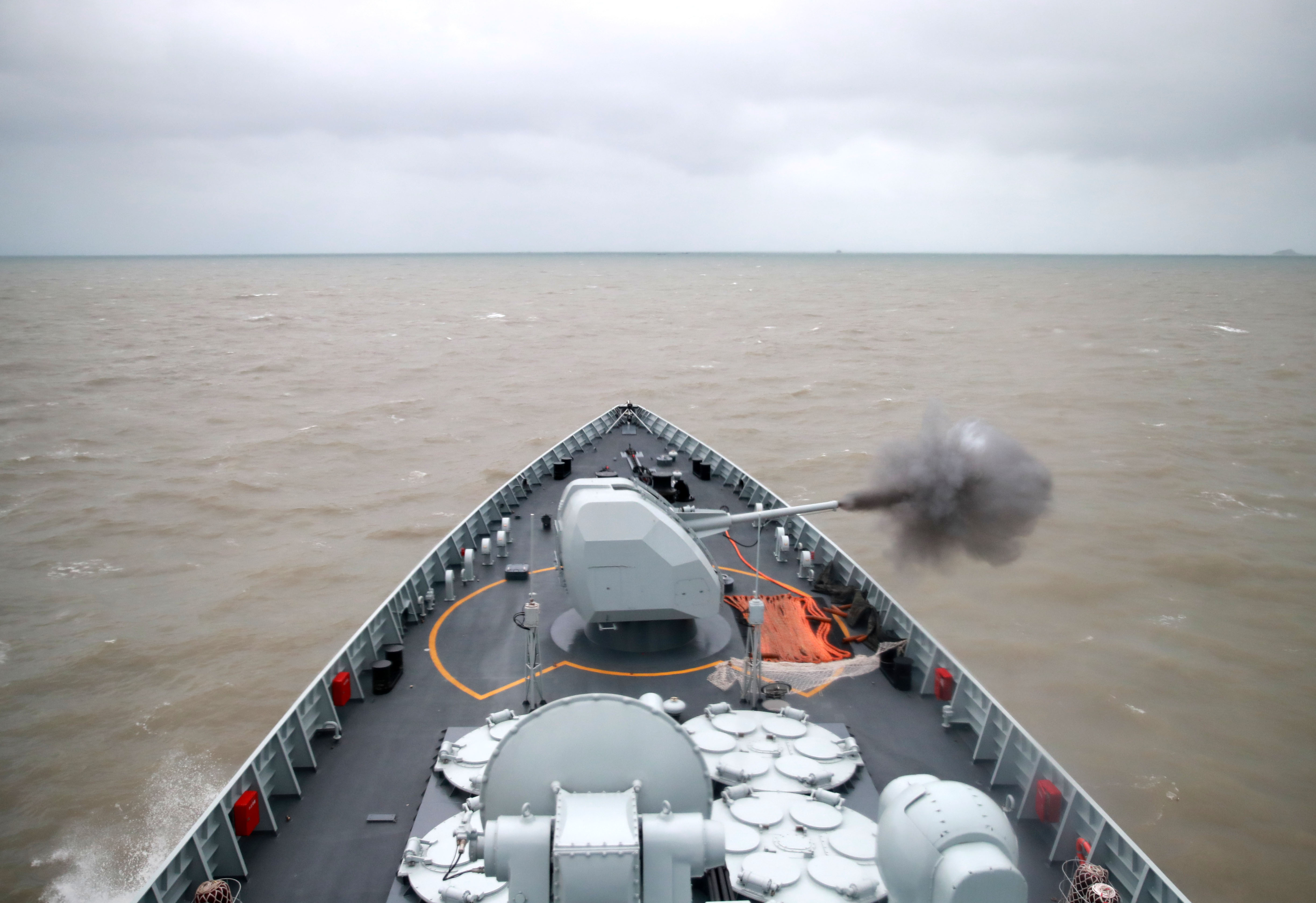 东海舰队战舰编队演练乘风破浪