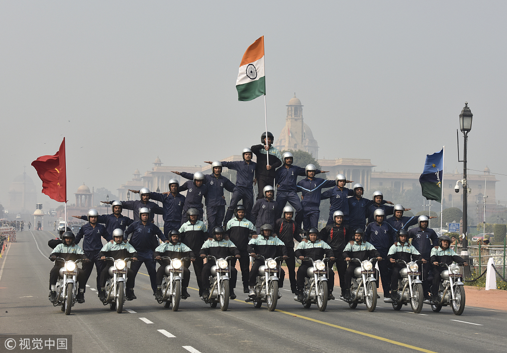 印度士兵参加共和日阅兵彩排再现摩托车叠罗汉特技