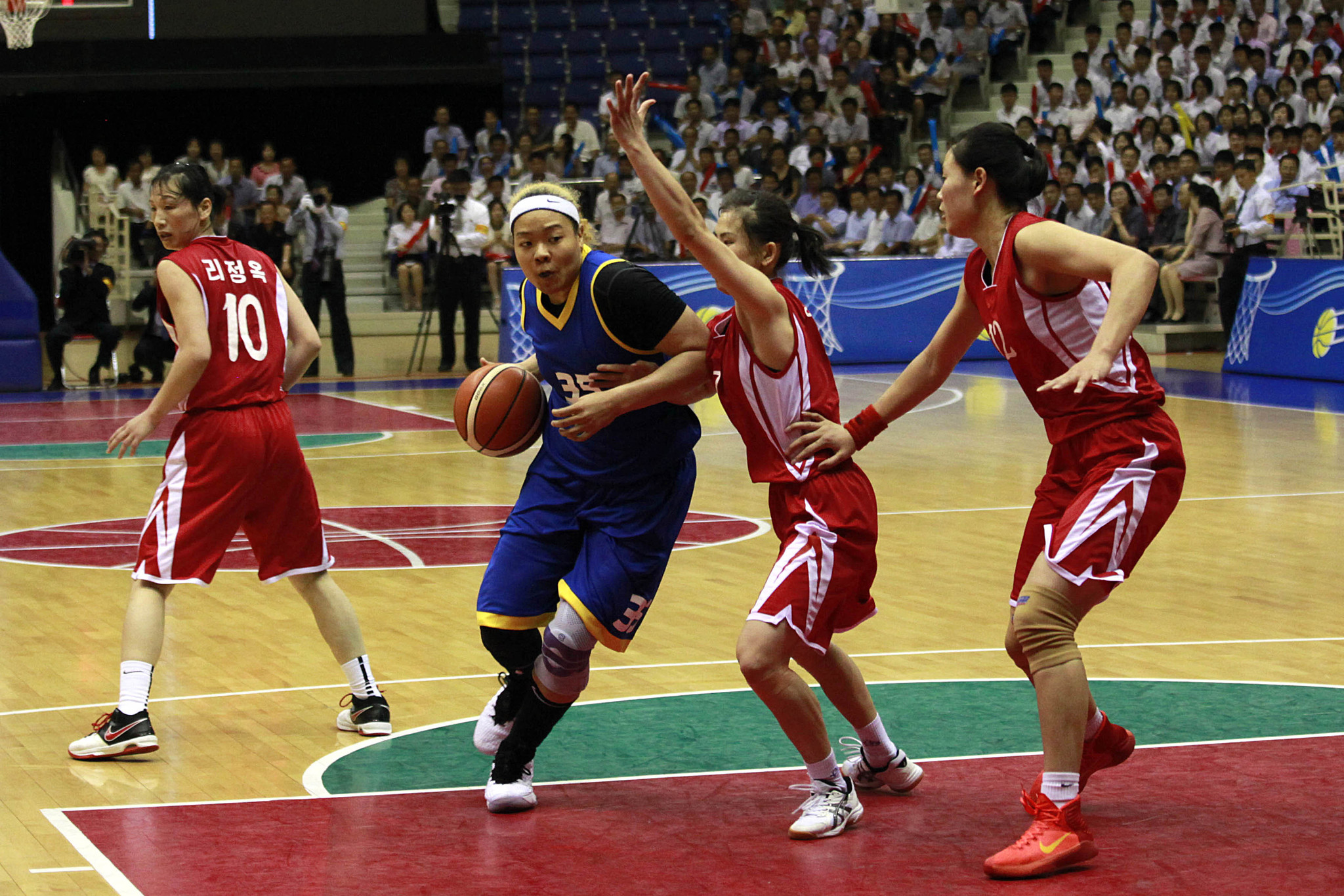 朝鲜平壤,在平壤柳京郑周永体育馆,韩朝统一篮球赛进入第二天,韩朝