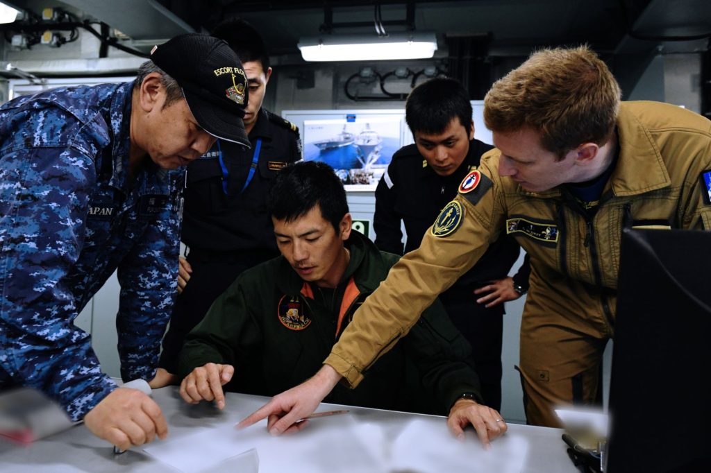 日本法国组成双航母编队在印度洋大搞军演