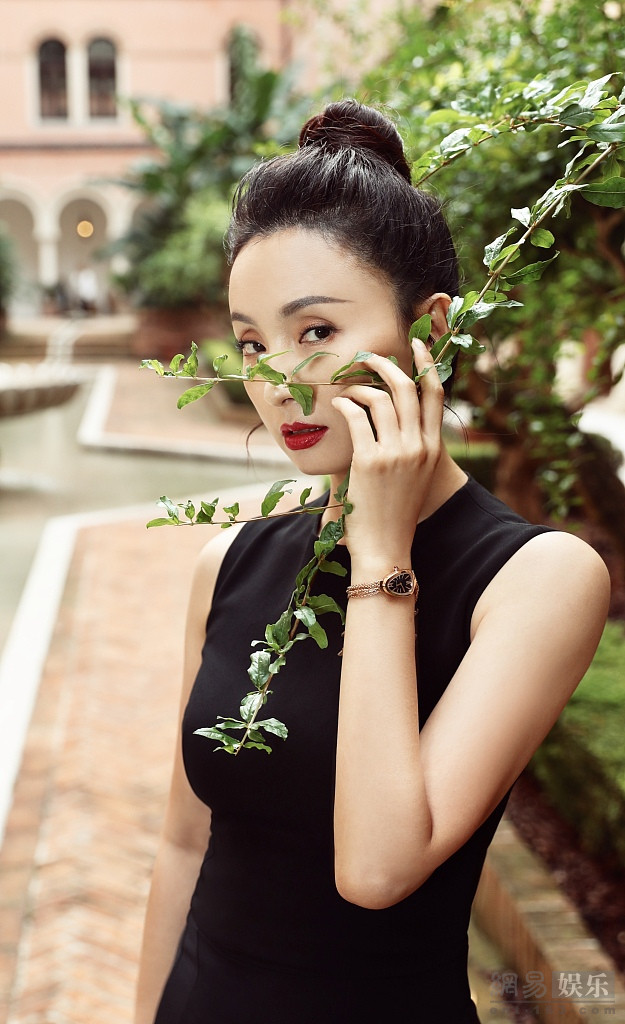 陶虹梳丸子头 简约裙装尽显好身材