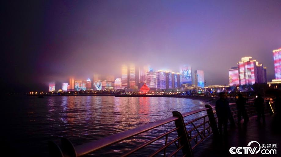 人民海军成立70周年主题灯光秀点亮青岛五四