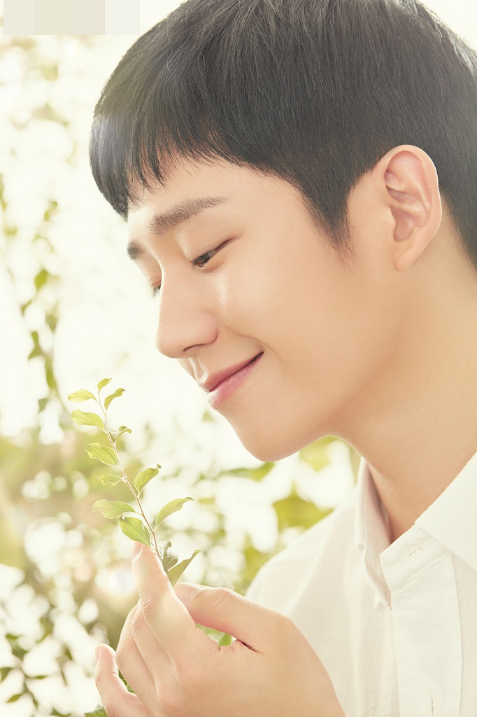 组图:丁海寅拍秋季宣传写真 笑容暖心侧颜帅气