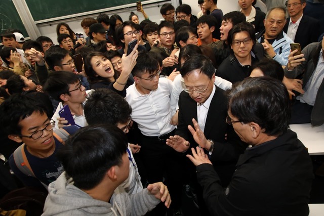 "太阳花"学生到台大闹场,沈富雄:民进党出了猪队友