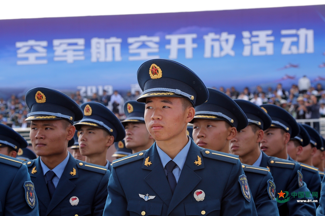 帅爆!空降兵某空中突击旅近距离公众面前亮相