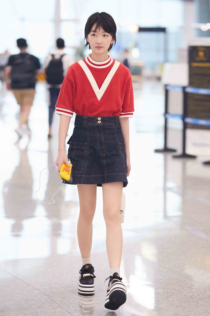 周冬雨穿迷你短裙尽显清新少女范