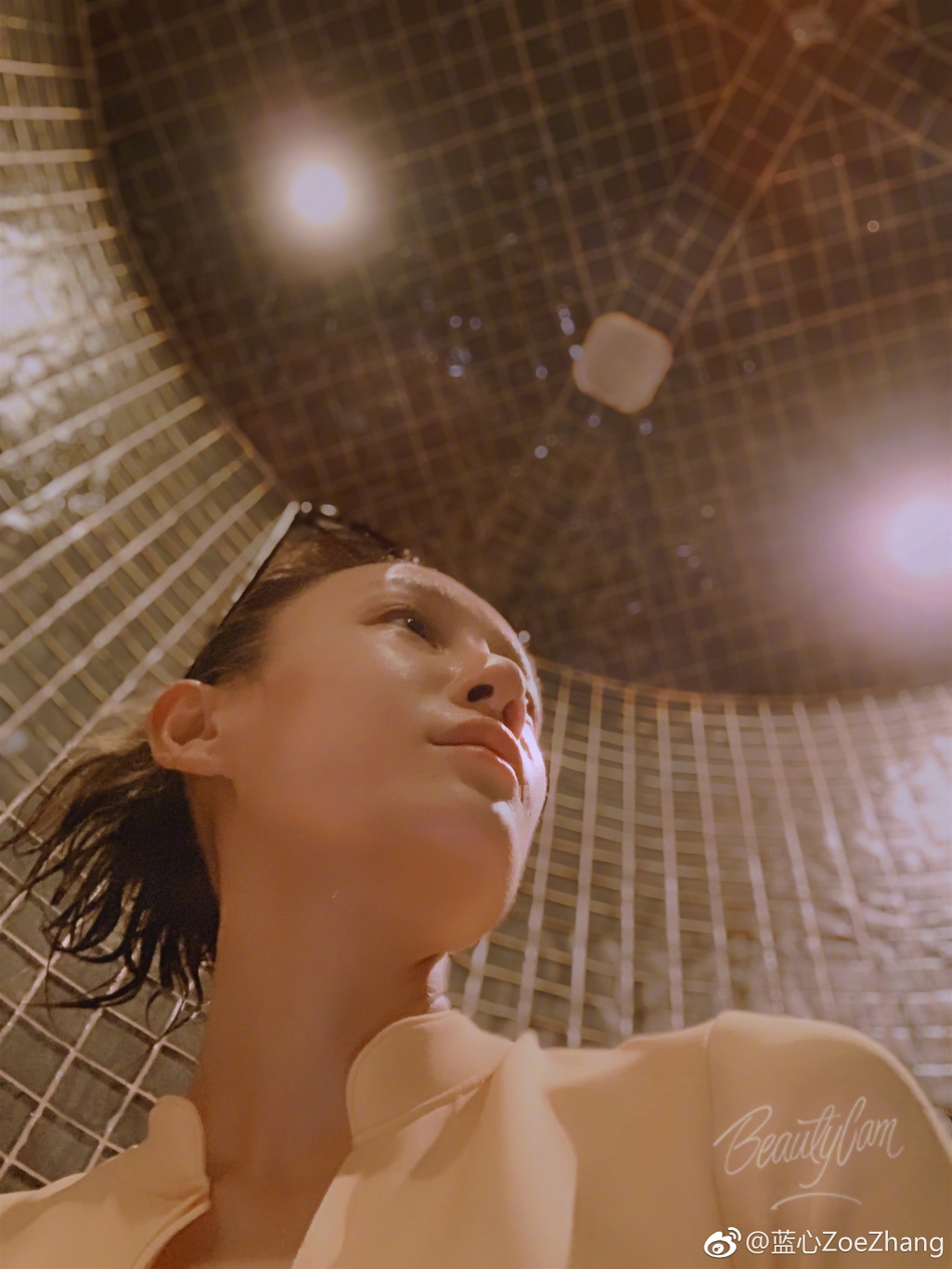 组图张蓝心晒素颜泳照水中秀大长腿比例惊人