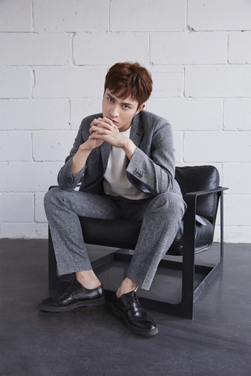 聂子皓西服写真曝光 尽显熟男魅力