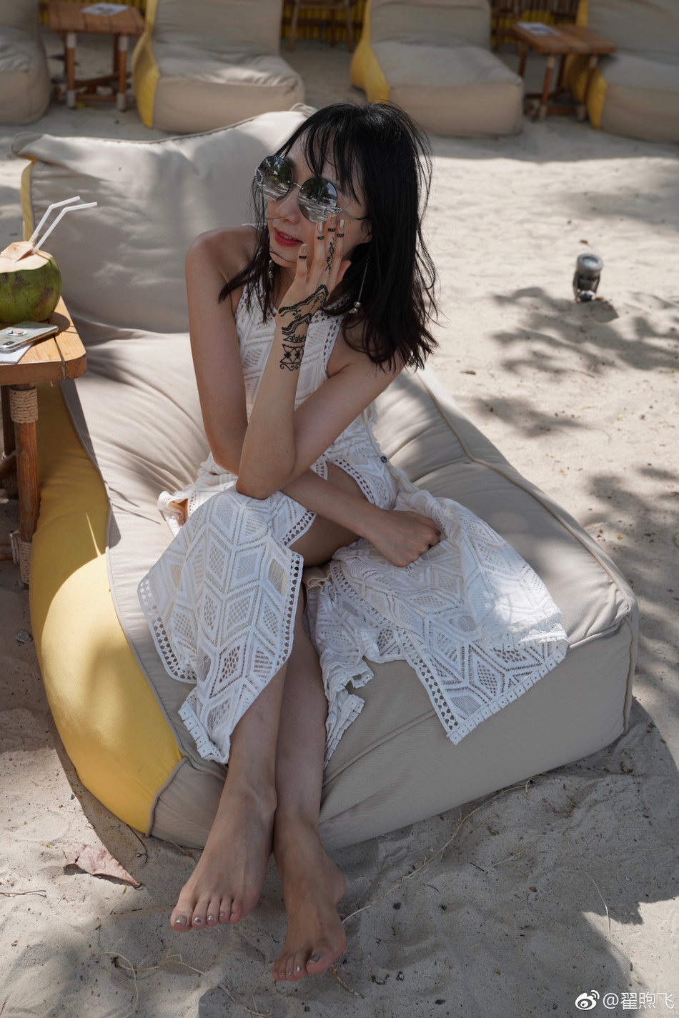 组图:雷佳音老婆晒比基尼照身材热辣 女儿一头彩辫抢镜