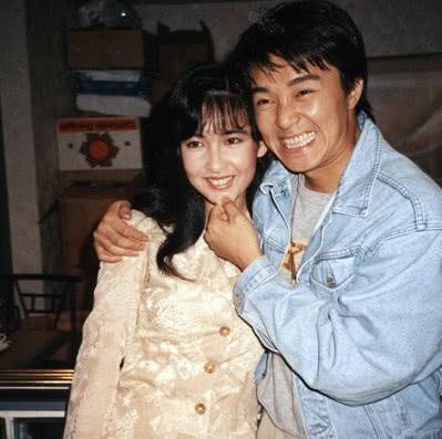 周星驰与多名女星合影留念,如今20年过去了,一生无子让人心酸