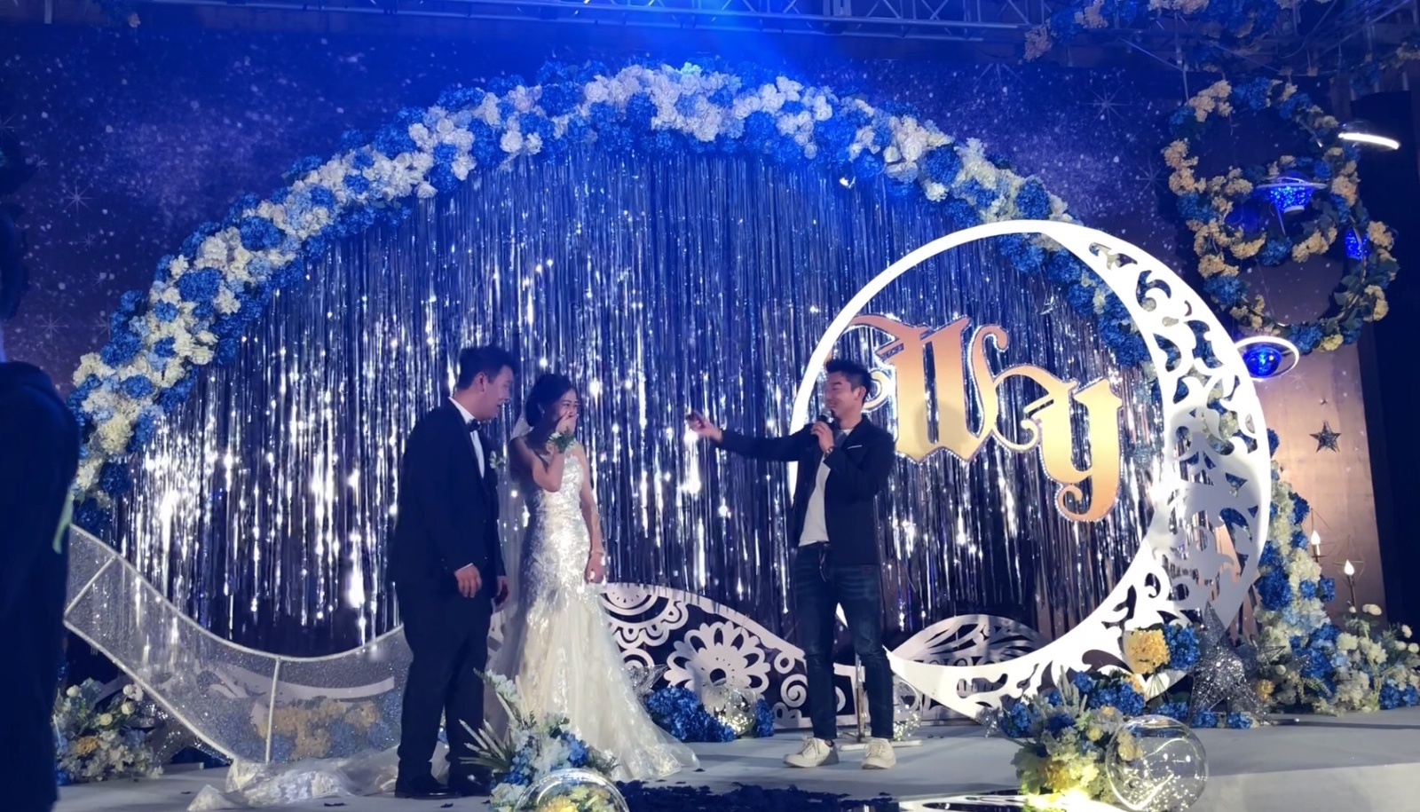 陪伴五年助理大婚 郑恺出席婚礼大方送豪车