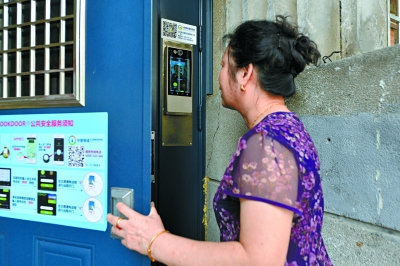 今天上午,21号楼的肖阿姨通过人脸识别系统进入单元门.记者 王海欣 摄