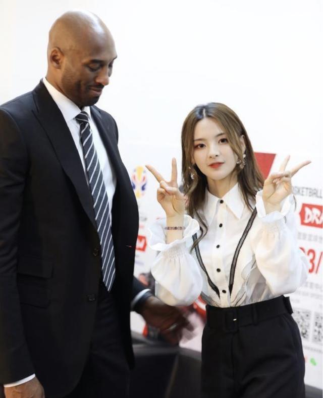 杨超越出道前性感照片曝光，玩cosplay还喊粉丝老公