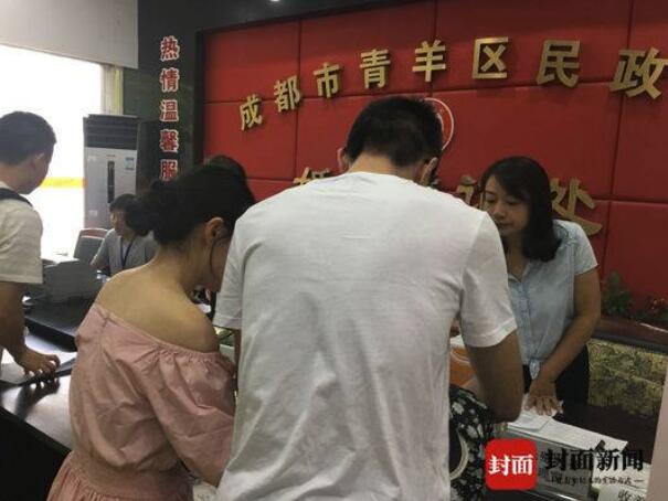 92年情侣七夕领证:相识9年相爱5年 一生只谈这